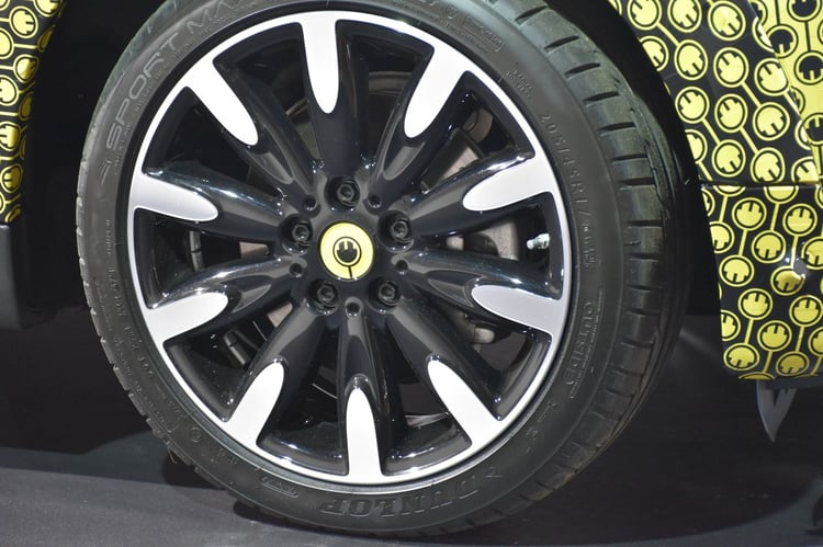 Des jantes Mini classiques, ornées du logo E.