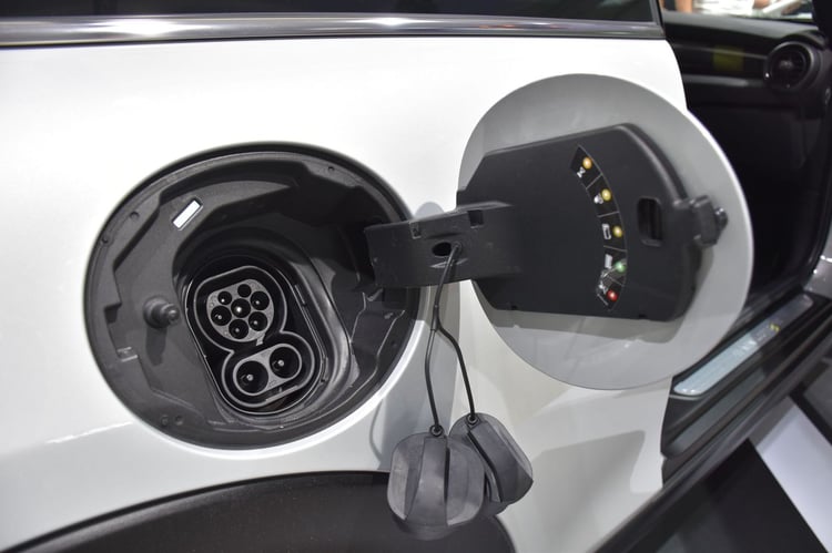 Les batteries sont de 32,6 kWh, rechargeables via cette trappe