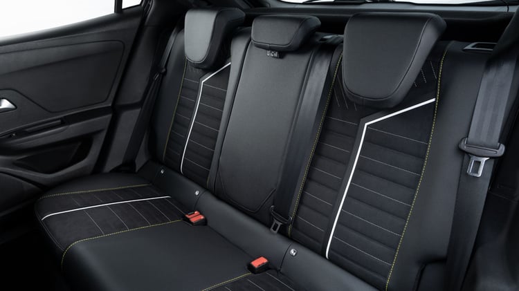 Banquette arrière de l’Opel Mokka GSE avec sellerie sport et surpiqûres contrastées