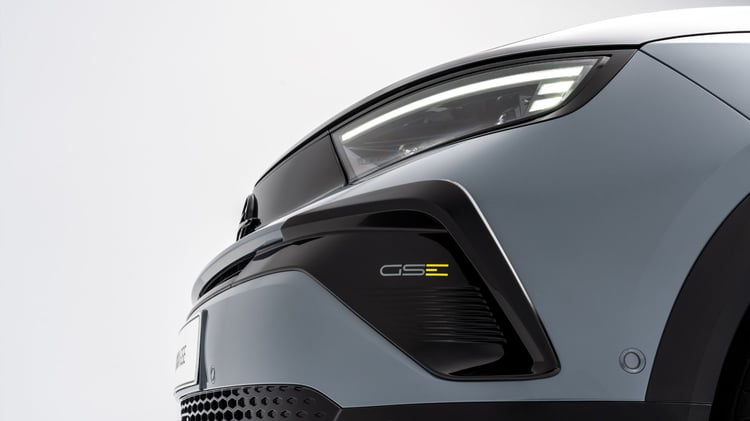 Badge GSE sur le bouclier avant de l’Opel Mokka GSE, version électrique sportive