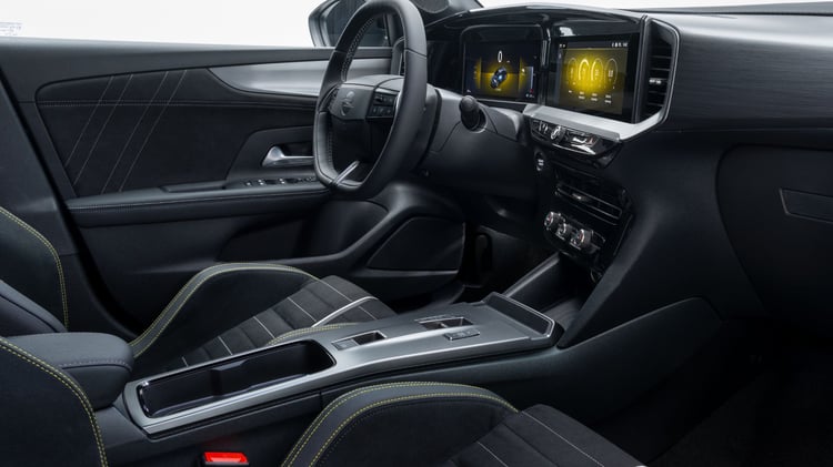 Poste de conduite de l’Opel Mokka GSE avec sièges sport et console centrale