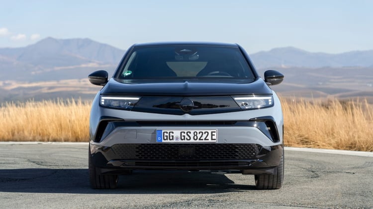 Vue de face de l’Opel Mokka GSE avec signature lumineuse LED et bouclier avant spécifique