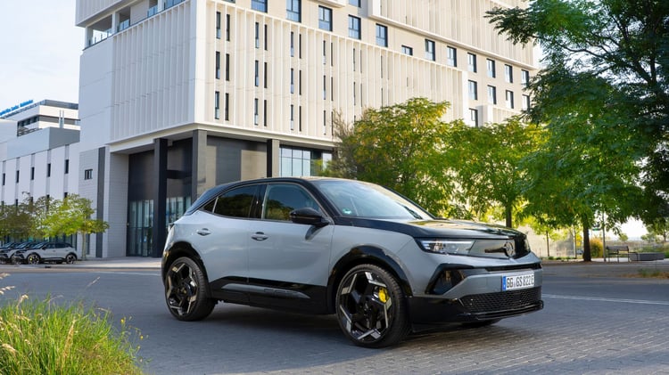 Opel Mokka GSE stationné en milieu urbain, vue trois-quarts avant