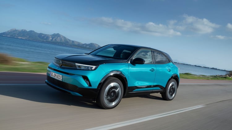 Opel Mokka Electric 54 kWh en conduite, vue trois-quarts avant sur route