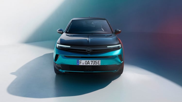 Opel Mokka Electric 54 kWh vue de face avec bandeau Opel Vizor et signature LED