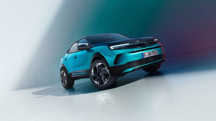 Opel Mokka Electric 54 kWh vue trois-quarts avant, SUV électrique compact au design Opel Vizor