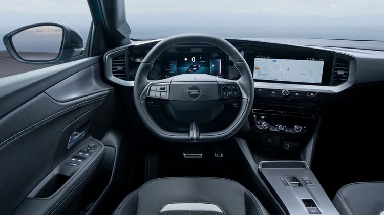 Poste de conduite de l’Opel Mokka Electric avec écrans numériques