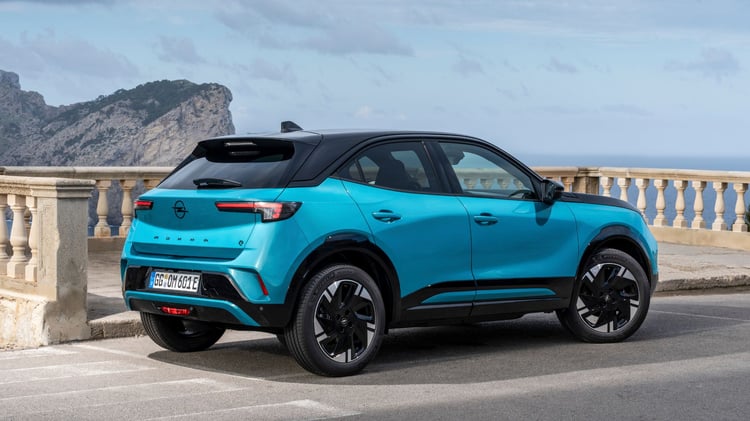 Opel Mokka Electric 54 kWh vue arrière, porte-à-faux et voies visibles