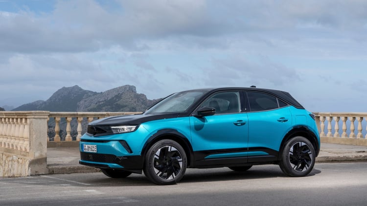 Opel Mokka Electric 54 kWh à l’arrêt, SUV électrique de 1 598 kg à vide