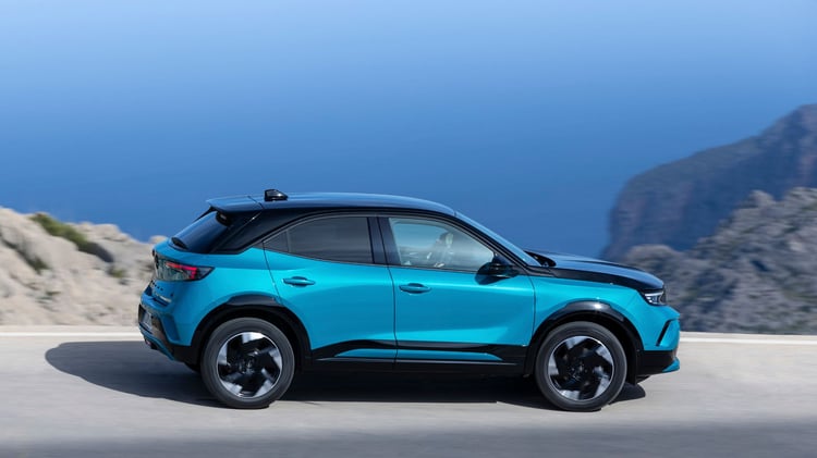 Opel Mokka Electric 54 kWh en conduite, jantes alliage aérodynamiques en rotation