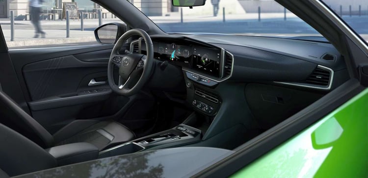 Intérieur de l’Opel Mokka Electric 50 kWh de première génération avec double écran numérique