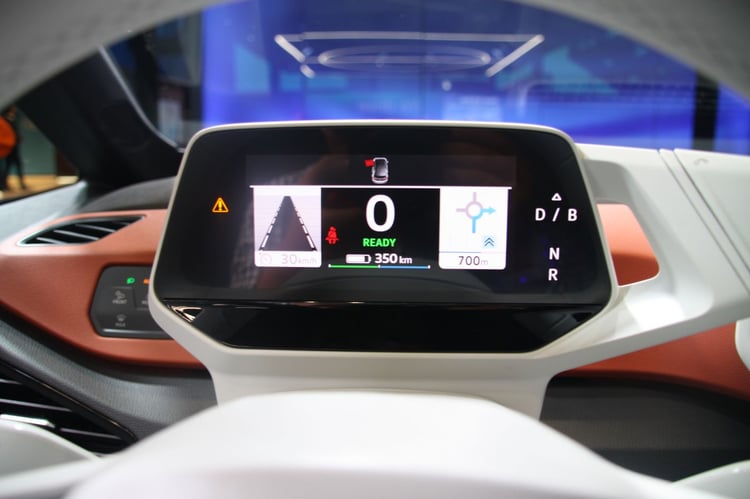 De la taille de l'écran d'un smartphone, le combiné d'instrumentation affiche les informations essentielles et intègre une partie de la navigation