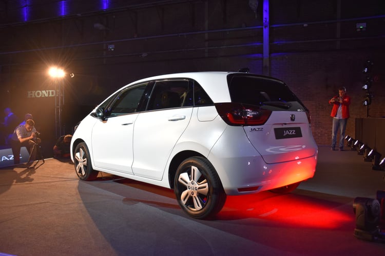 Environ 4 mètres de long pour 1,53 m de haut selon nos estimations