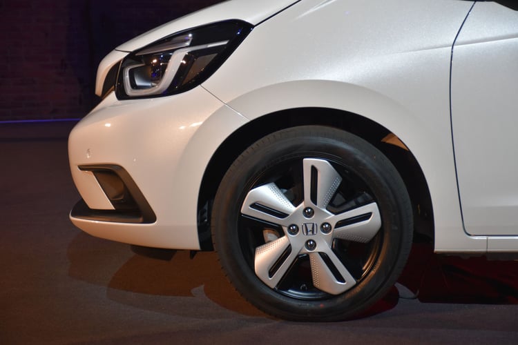 Les phares marquent une rupture, évoquant la 2è génération