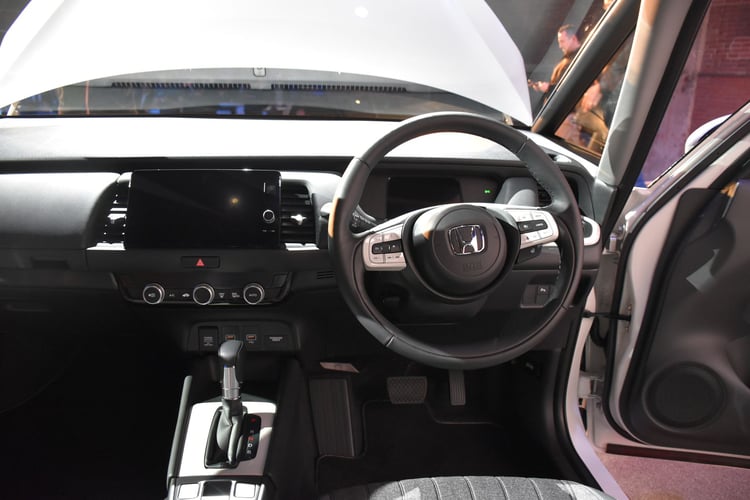 Volant deux branches, presqu'aucune commende physique, la Jazz est dans son temps