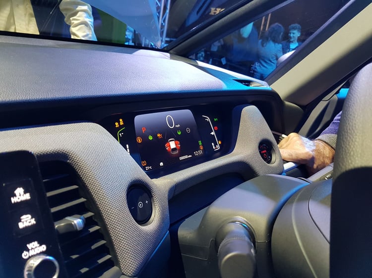 Ici, l'instrumentation est 100% numérique, en série sur toutes les versions ?