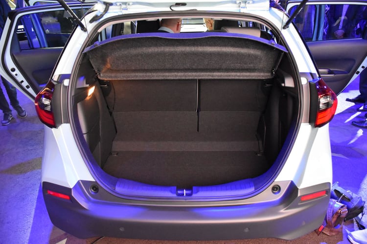 Seuil bas, volume profond, le coffre estimé à 350 litres est une référence poru la catégorie !