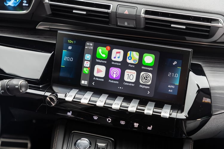 Compatible avec Android Auto et Apple Car Play, l'ordinateur de bord permet de dupliquer facilement le contenu de son téléphone