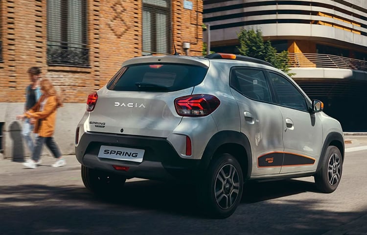 Le restylage de la Spring a apporté l'inscription Dacia à l'arrière