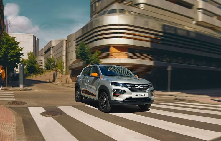 La voiture électrique de Dacia en mouvement