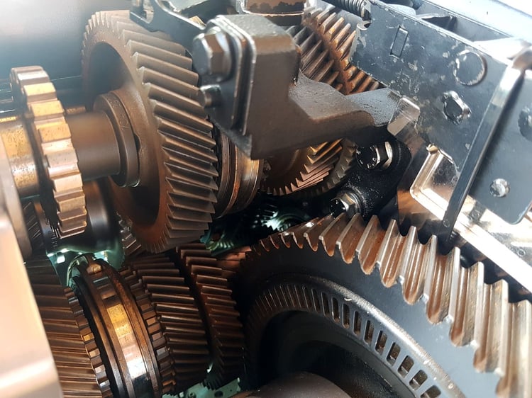 La boite de vitesse à crabots.