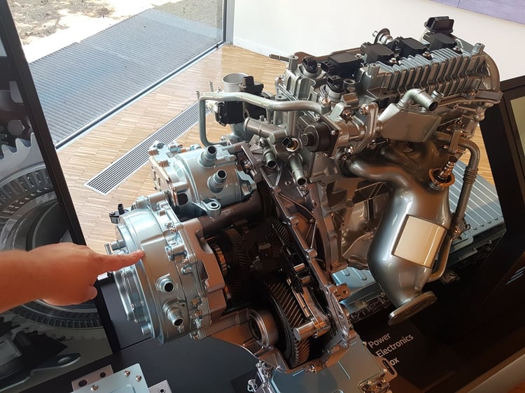 Pointé du doigt, le moteur électrique principal du bloc E-Tech.
