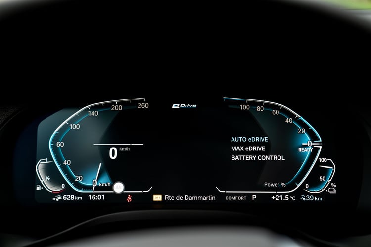 Les compteurs numériques sont beaux, mais pourraient être plus lisibles