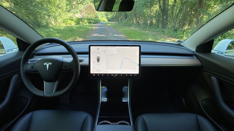 Comme les autres versions de la berline californienne, la Model 3 Standard Plus intègre un large écran tactile.