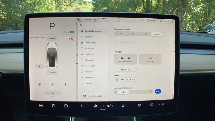 Sur la Model 3, toutes les fonctionnalités sont pilotées via l'écran tactile