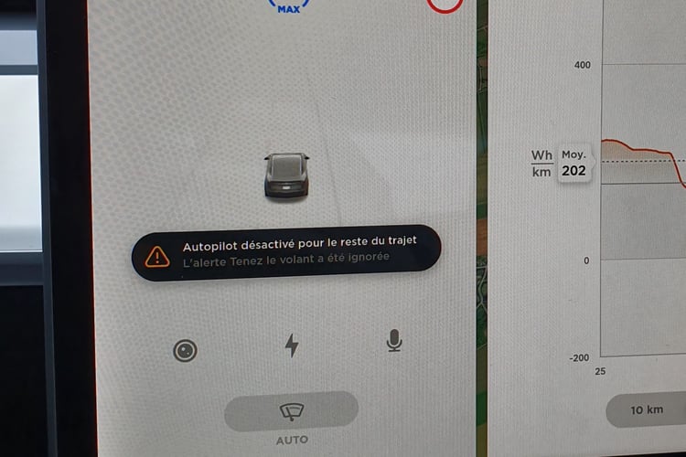 Voici ce qu'indique l'Autopilot Tesla après ne pas avoir respecté les alertes de sécurité
