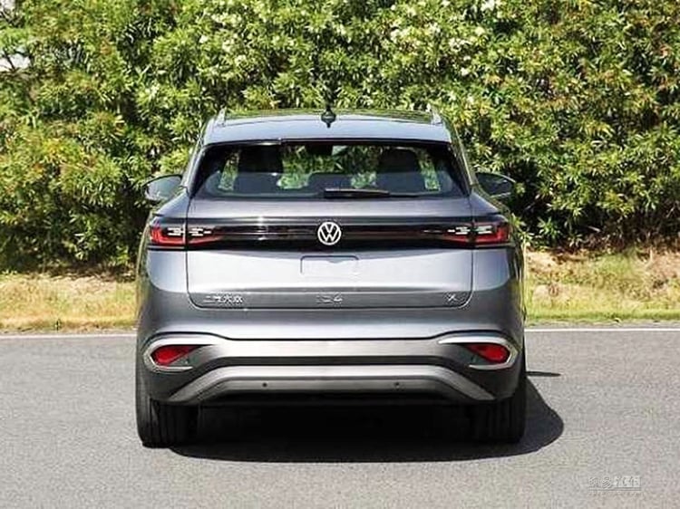 Cette carrosserie est plus civilisé, et prend du chrome