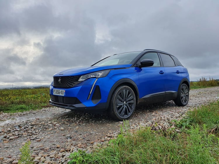 Le Black Pack apporte logo, calandre et jantes noires