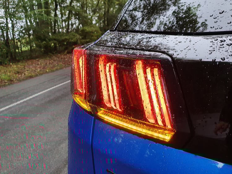 Les feux arrière ont chacun 3x3 griffes