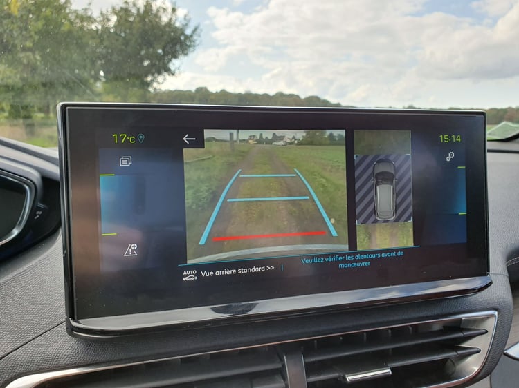 L'écran est plus large, mais le système date, la caméra de recul est de faible résolution