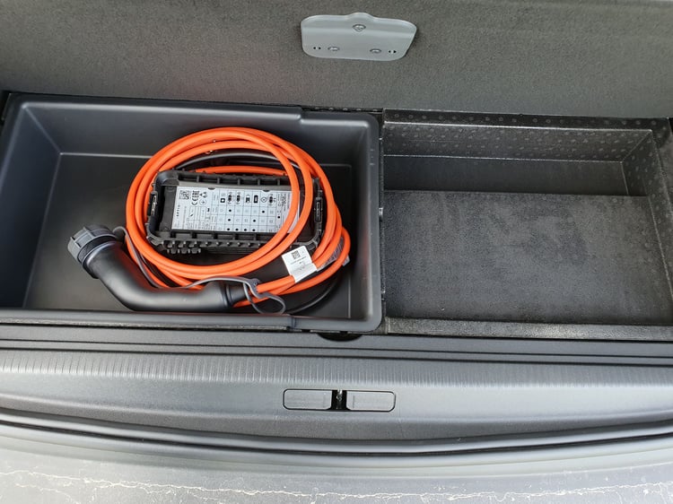 Espace de 25 litres pour deux câbles