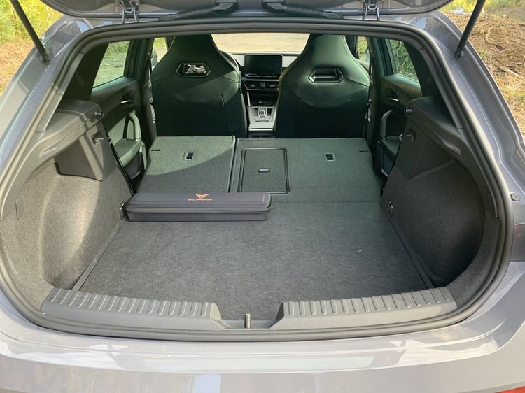 Une fois la banquette arrière rabattu, le plancher n'est pas totalement plat