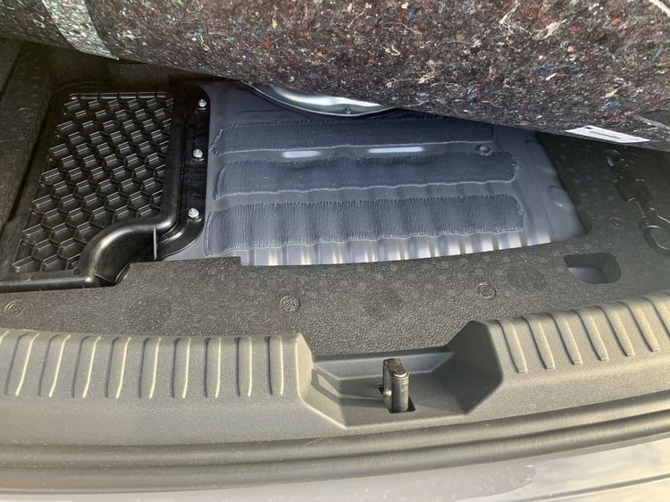 Pas d'espace sous le plancher pour la version 5 portes, encombrées par le réservoir essence