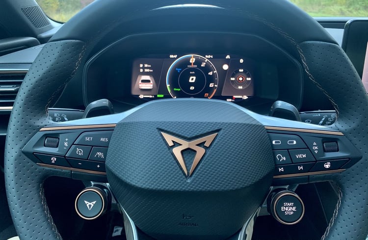 Le volant supersports intègre deux boutons supplémentaires