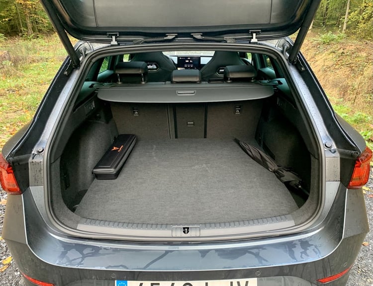 Avec 470 l de chargement, la Leon Sportstourer reste moins généreuse que ses homologues thermiques