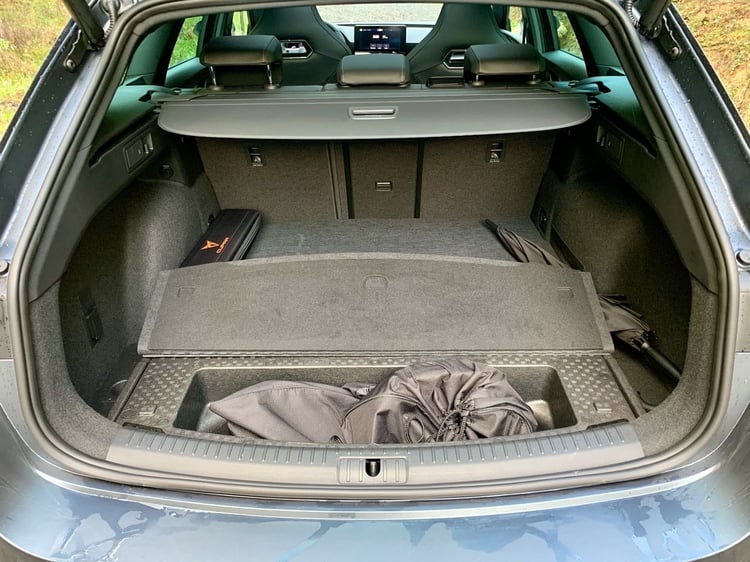 Plus pratique, la Sportstourer dispose d'un espace pour ranger les câbles