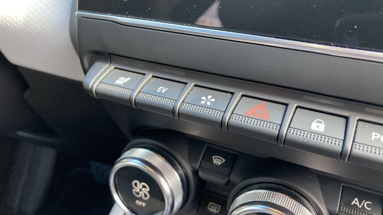 Le mode EV s'active via la console centrale