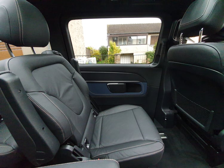 Un large espace aux coudes et aux jambes