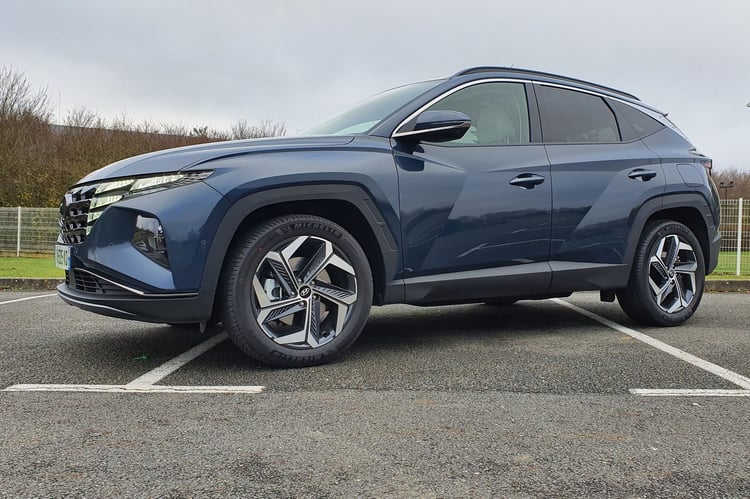 Les galbes exagérés tentent de casser les volumes