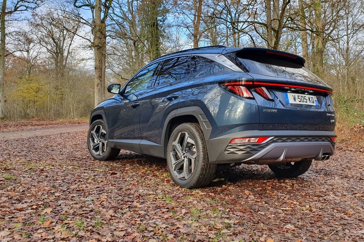 Le Tucson hybride n'est pas fait pour tout-terrain, car simple 2 roues motrices