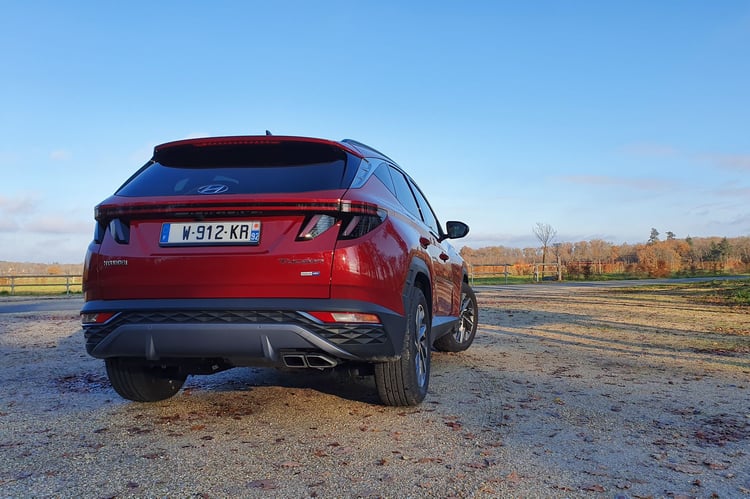 Large de 1,86 mètre hors rétroviseurs gagne un petit cm