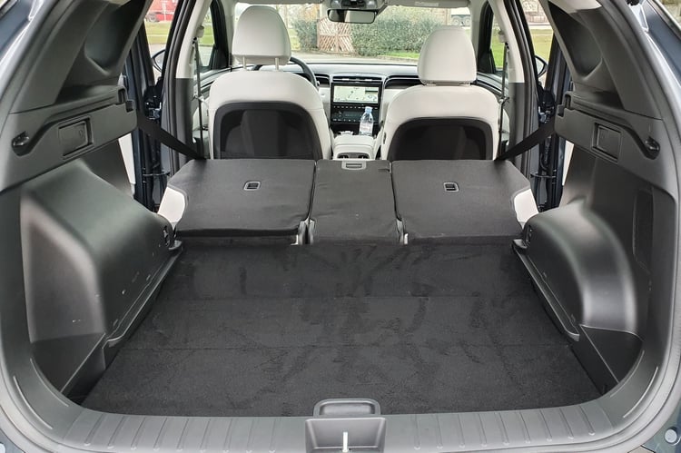 La banquette rabattable est en 3 parties