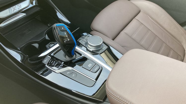 Reprenant les inserts bleutés de l'extérieur, le levier de vitesse intègre une fonction B permettant de renforcer l'effet du frein moteur.