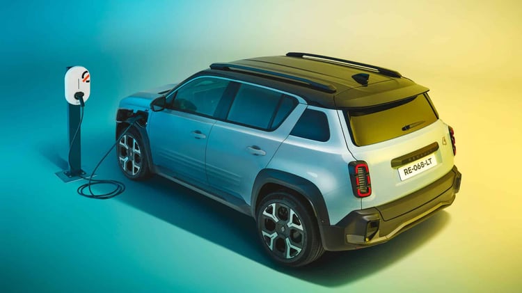 Recharge de la Renault 4 E-Tech électrique sur une borne