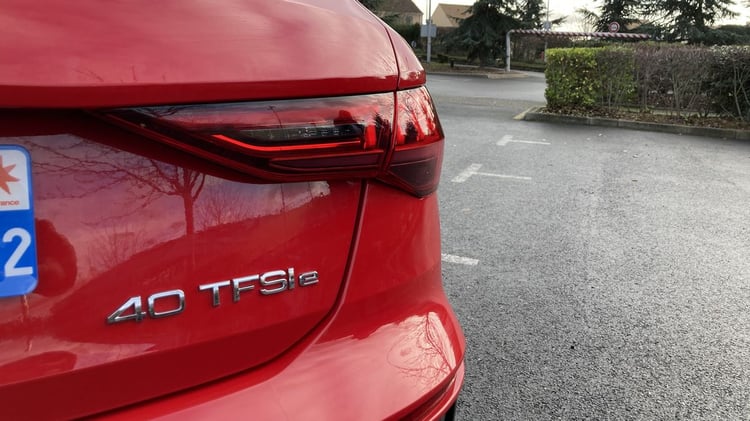 Avec la trappe de recharge, le marquage TFSIe est l'un des rares éléments permettant de distinguer cette version branchée d'une motorisation classique