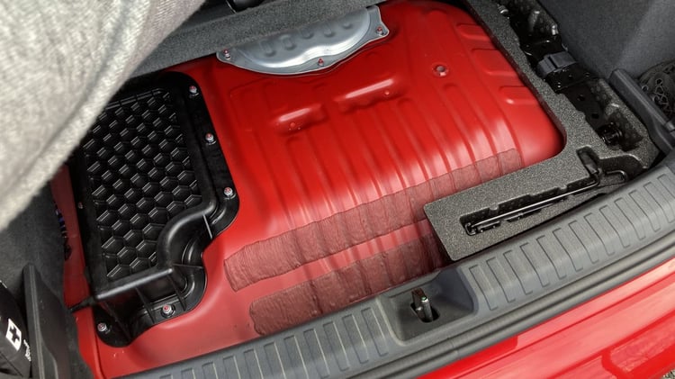 Sur l'A3 TFSI e, le double fond est occupé par le réservoir